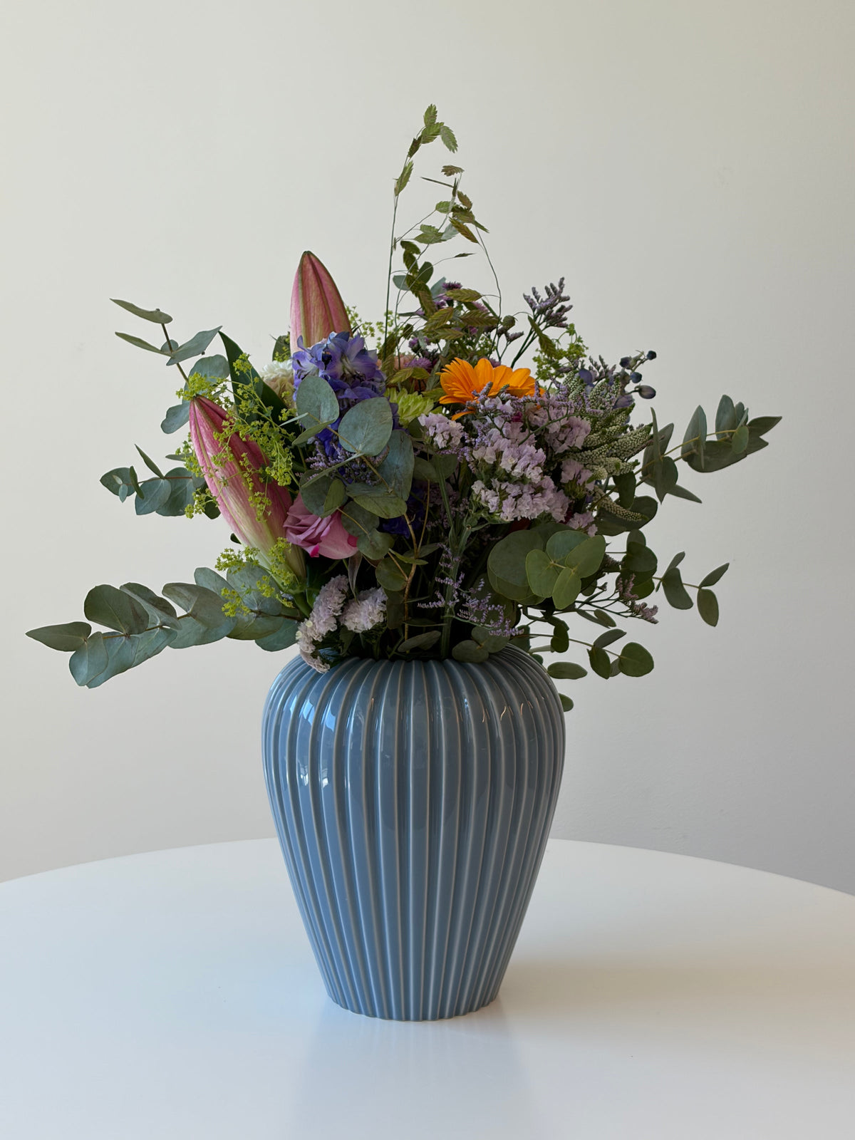 Jubilæumsbuket med sæsonens blomster, håndbundet i Køge — Blomstrende Søskende