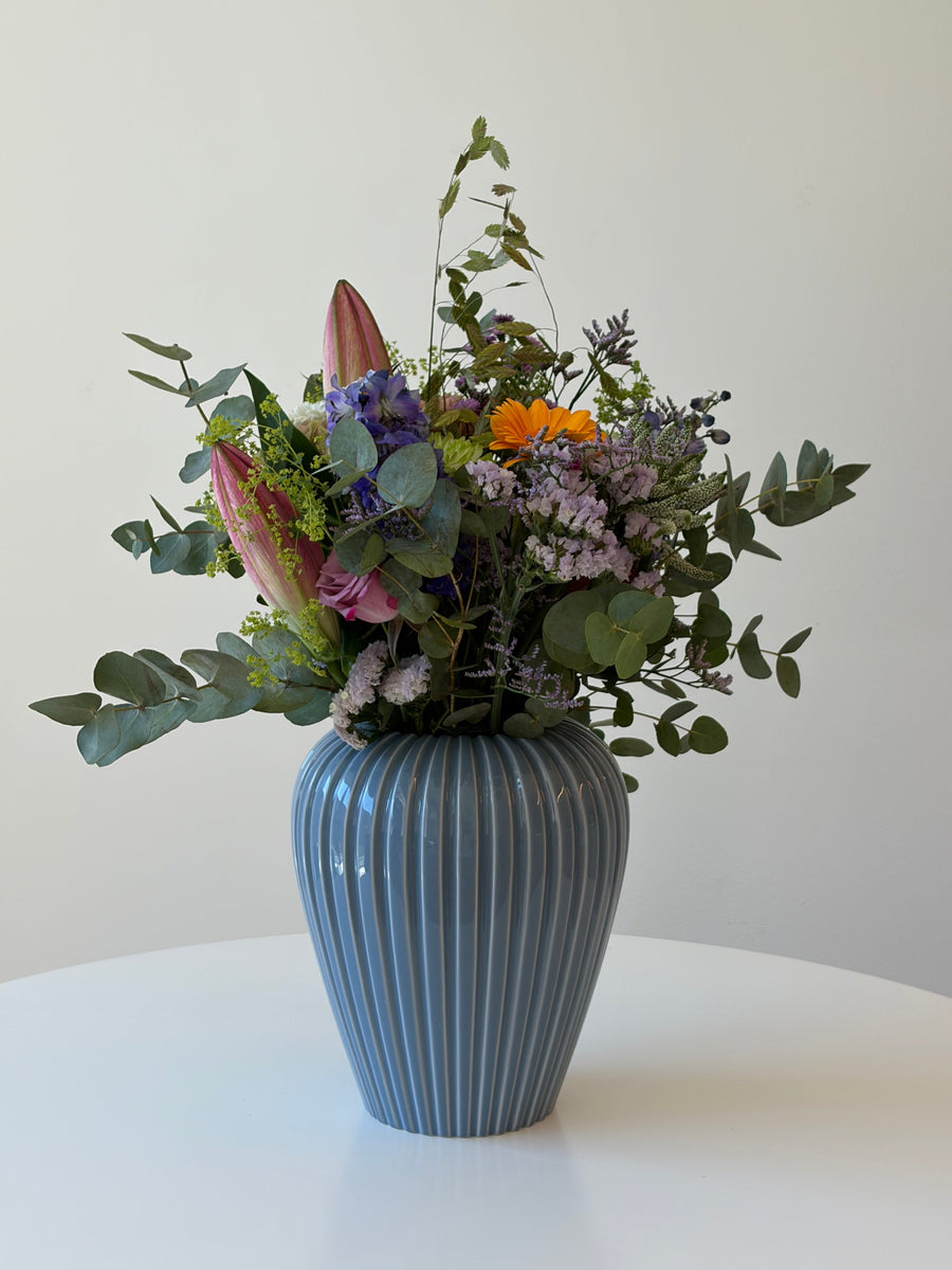 Jubilæumsbuket med sæsonens blomster, håndbundet i Køge — Blomstrende Søskende