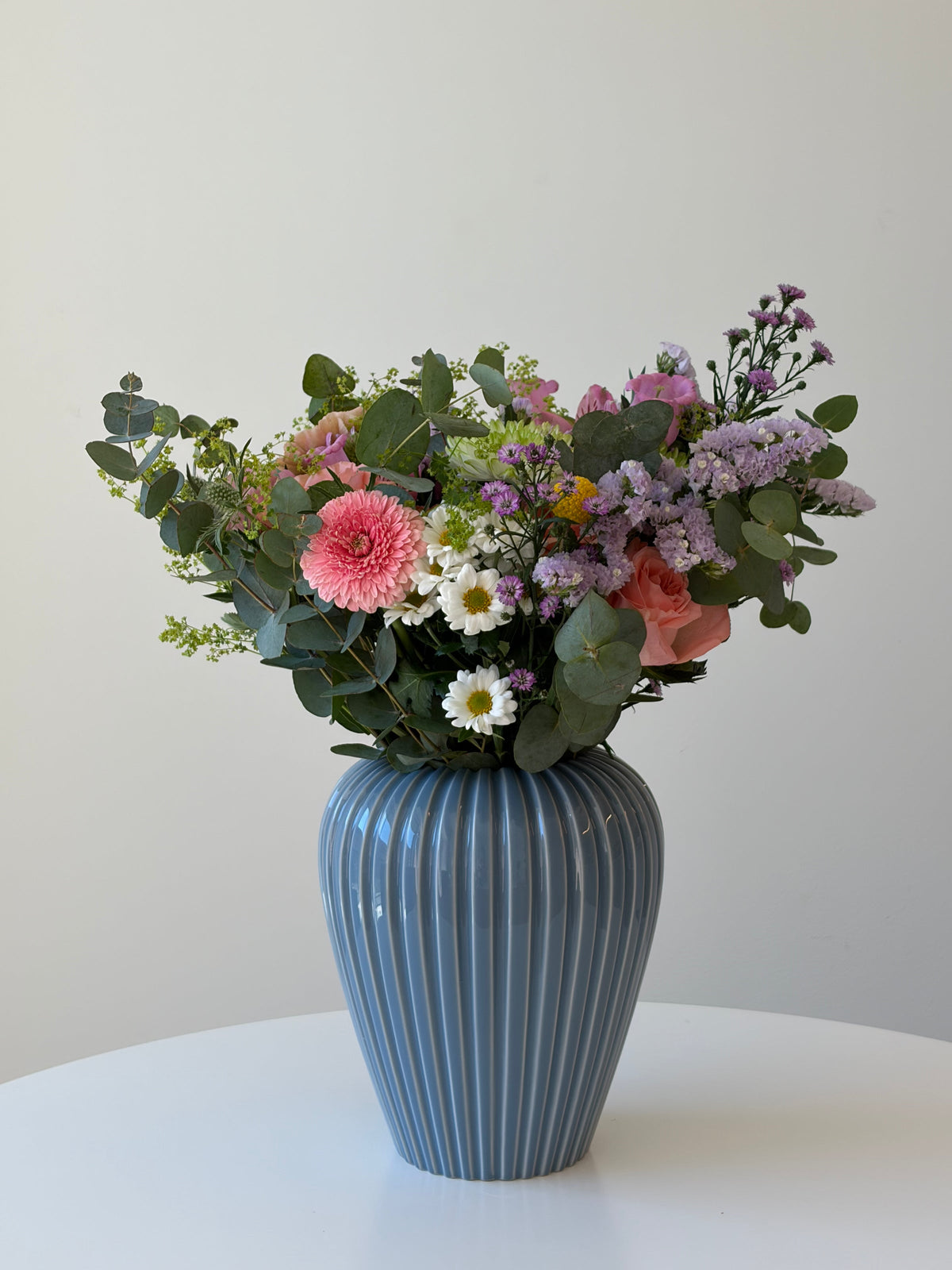 Værtindebuket med sæsonens friske blomster i lyse toner, håndbundet i Køge — Blomstrende Søskende
